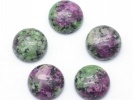 910433 Kaboszon zoisyt z rubinem 8mm 2szt